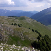 Uno sguardo verso il Marsicano e i monti della Meta