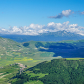 Castelluccio e la sua piana, Pizzo di Sevo sullo sfondo